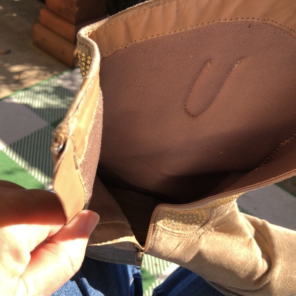 Faux leather bling cowboy boots w/ rustic sole and heels. Zipper closure Size 8 - Picture 6 of 11